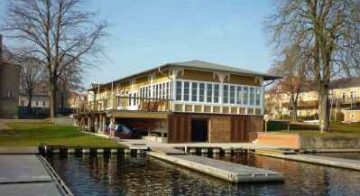 In unseren beiden Bootshäusern lagert das Bootsmaterial. Der Irish Pub im großen Bootshaus heißt zudem alle Gäste herzlich willkommen.